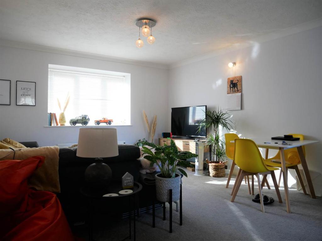 Wickham Close, Newington, Kent 1 bed flat £750 pcm (£173 pw)