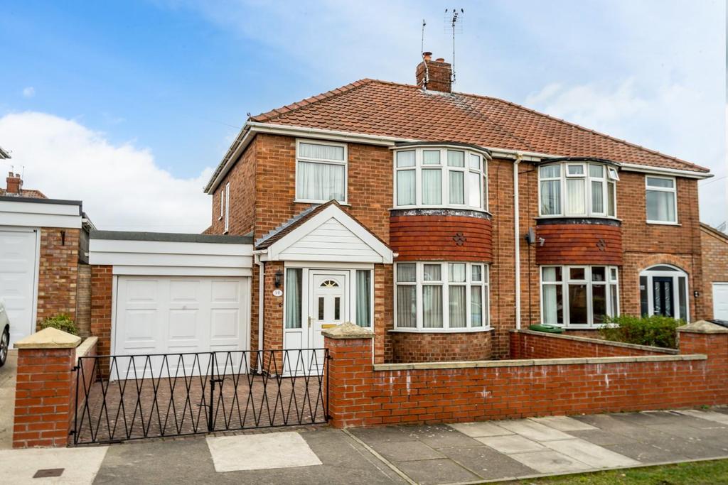 Almsford Drive, York 3 bed semidetached house £300,000