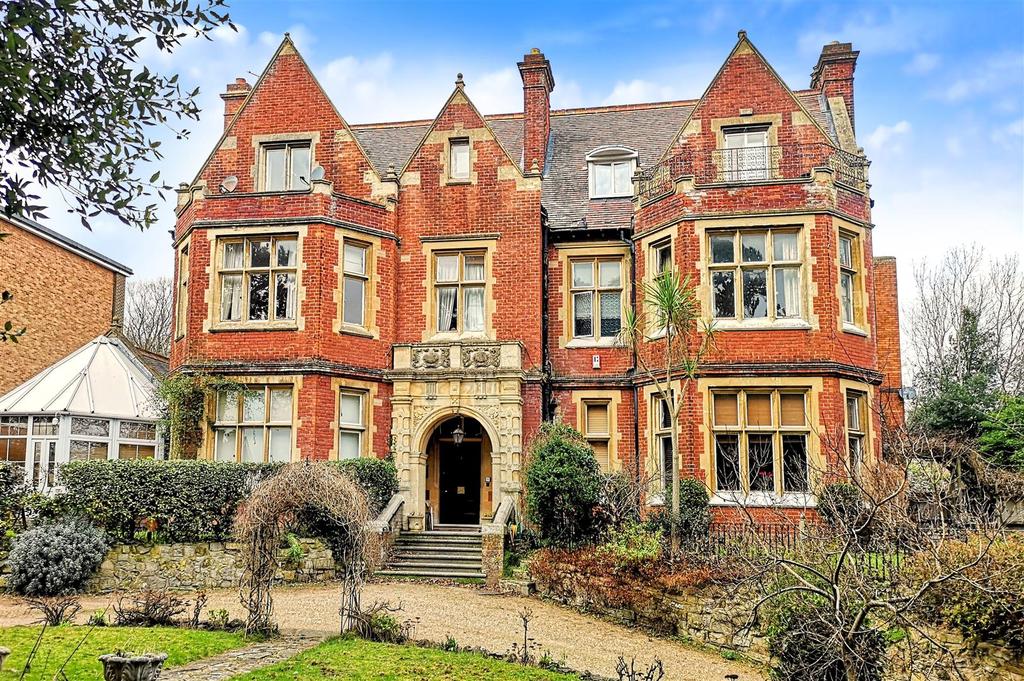 Carlisle Road, Eastbourne 3 bed flat £350,000