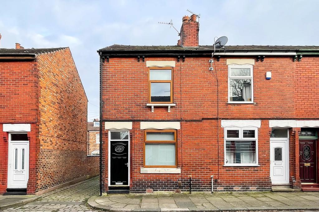 Oak Grove, Urmston, Manchester, M41 2 bed end of terrace house £195,000