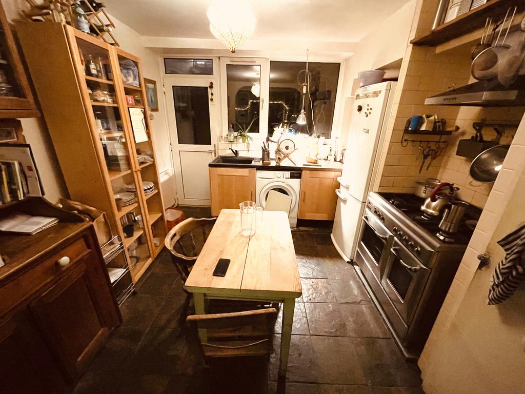 Pownall Road, London E8 2 bed terraced house £1,750 pcm (£404 pw)
