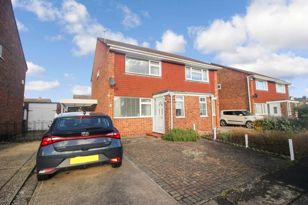 Charles Close, Snodland, Kent, ME6 5EB 2 bed semidetached house £300,000