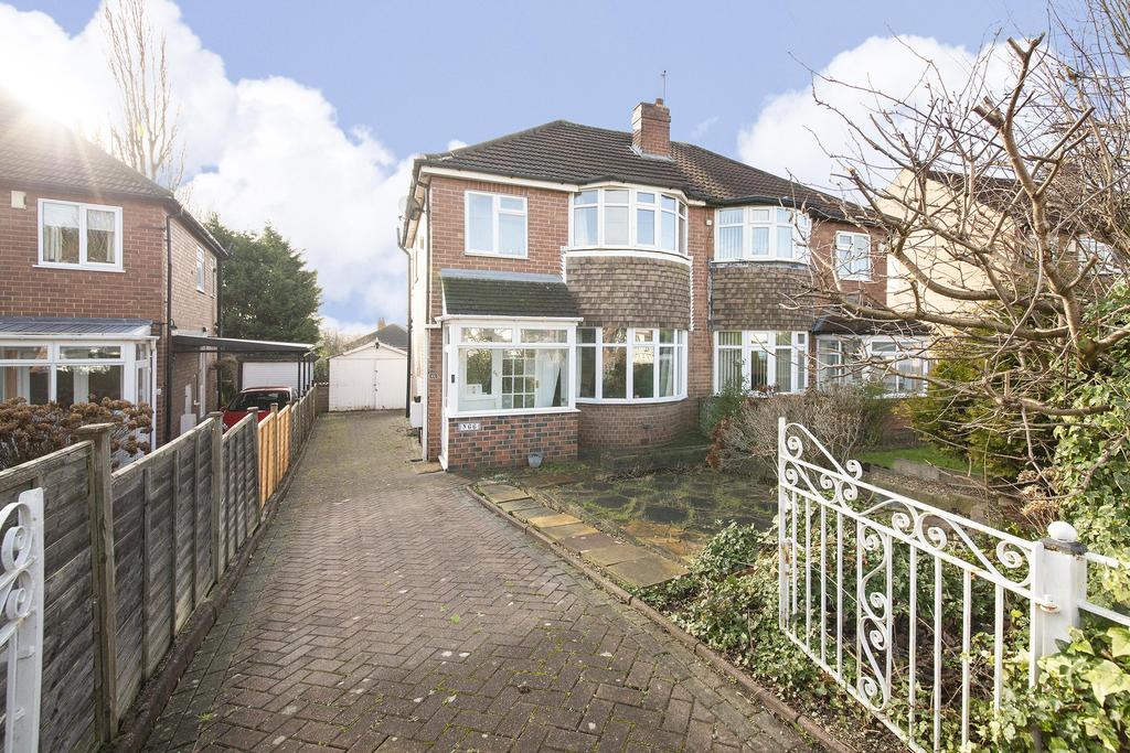 Montagu Crescent, Oakwood, Leeds, LS8... 3 bed semidetached house £