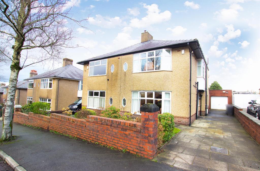 Earnsdale Avenue, Darwen, BB3 1JR 3 bed semidetached house £240,000