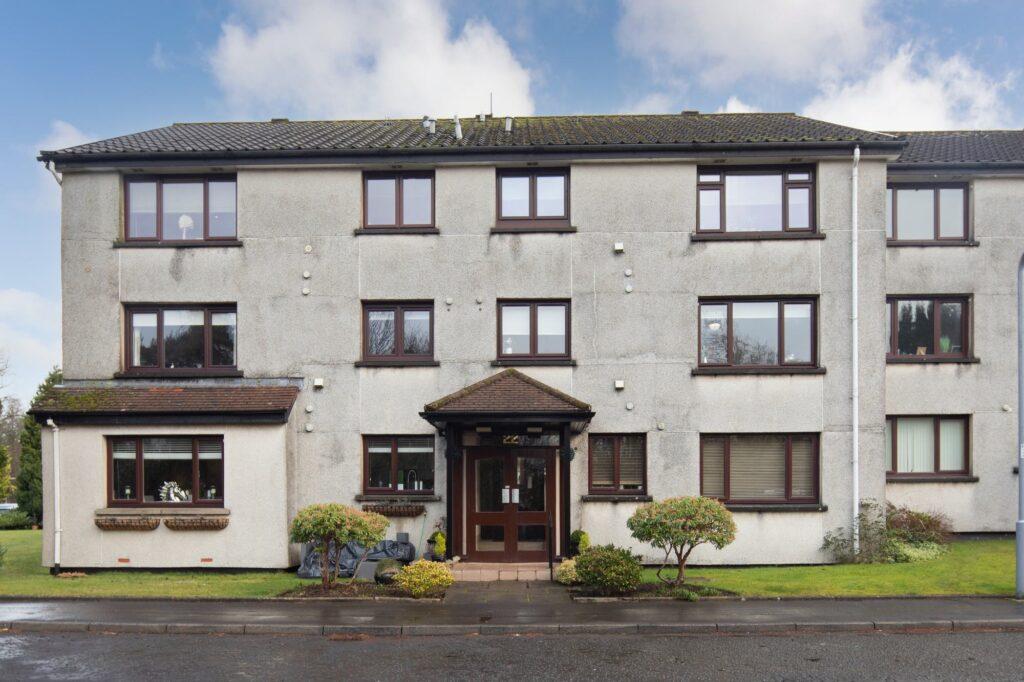 Buchanan Drive, Newton Mearns 2 bed flat £165,000
