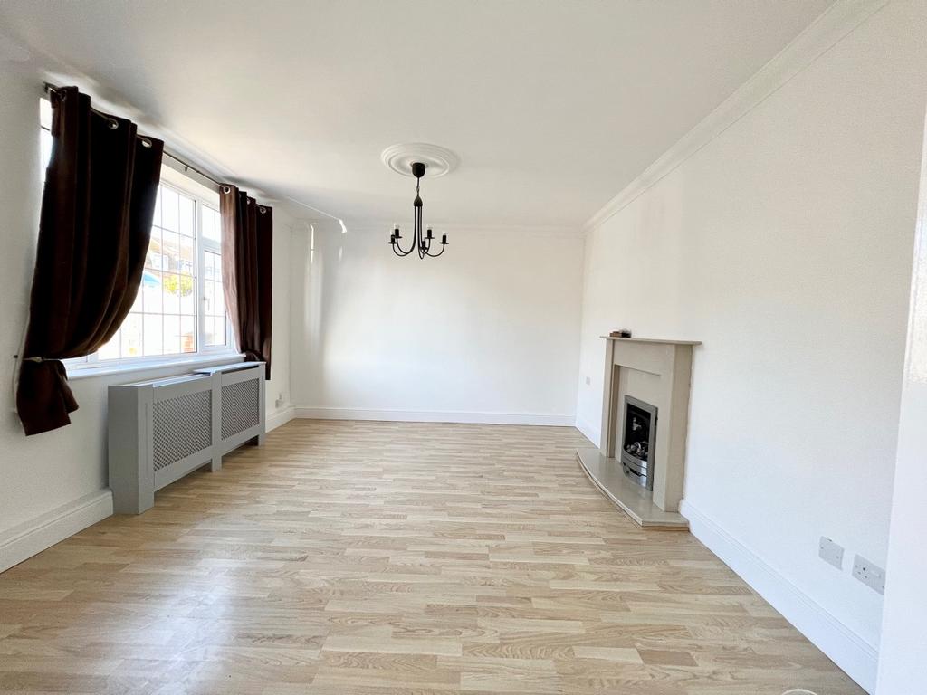 Woodbridge Lane, Romford 3 bed terraced house £1,600 pcm (£369 pw)