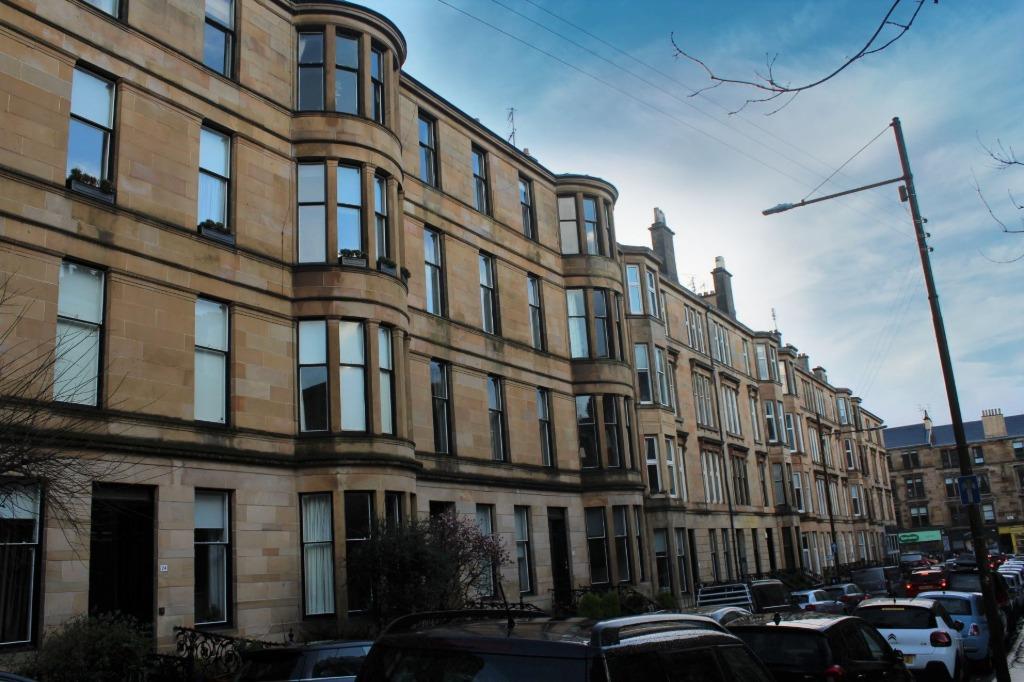 Roxburgh Street, Flat 3/2, Glasgow, Dowanhill, G12 9AP 4 bed flat £