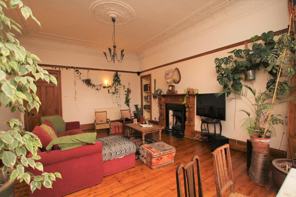Roxburgh Street, Flat 3/2, Glasgow, Dowanhill, G12 9AP 4 bed flat £