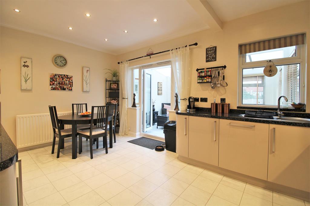 Wellington Avenue, Sidcup, Kent, DA15 9HG 4 bed semidetached house £