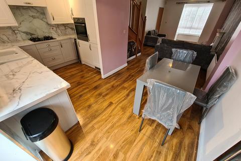 4 bedroom townhouse to rent, Drayton Street, Hulme, Manchester. M15 5LL