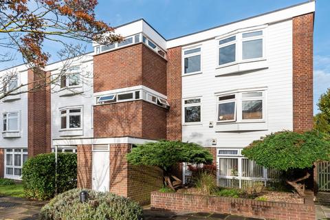 20 Sweyn Place, London, SE3 0EZ