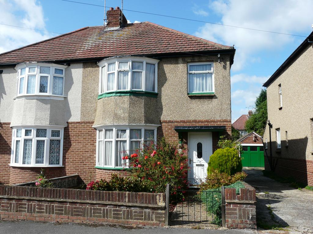 Coronation Road, Aldershot GU11 3 bed semidetached house £1,250 pcm