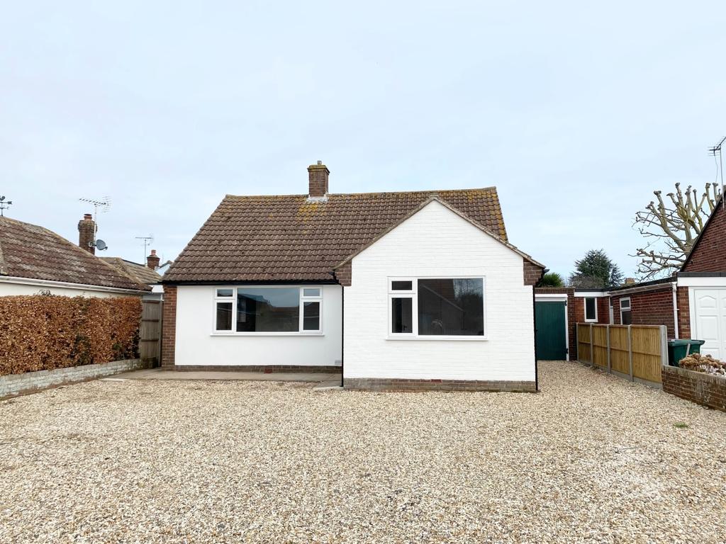 Cedar Drive Chichester PO19 3 bed detached bungalow £1,600 pcm (£369 pw)