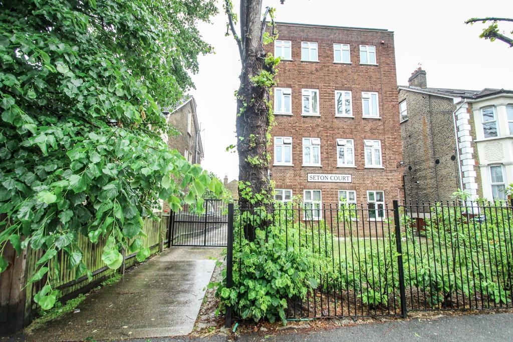 Seton Court, 57 Fairlop Road, London... 2 bed flat £1,400 pcm (£323 pw)