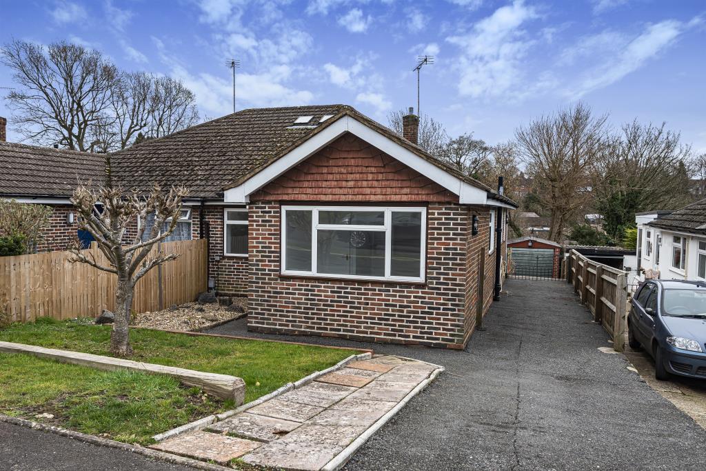 Taylors Road, Hilltop Chesham, HP5 4 bed semidetached bungalow £