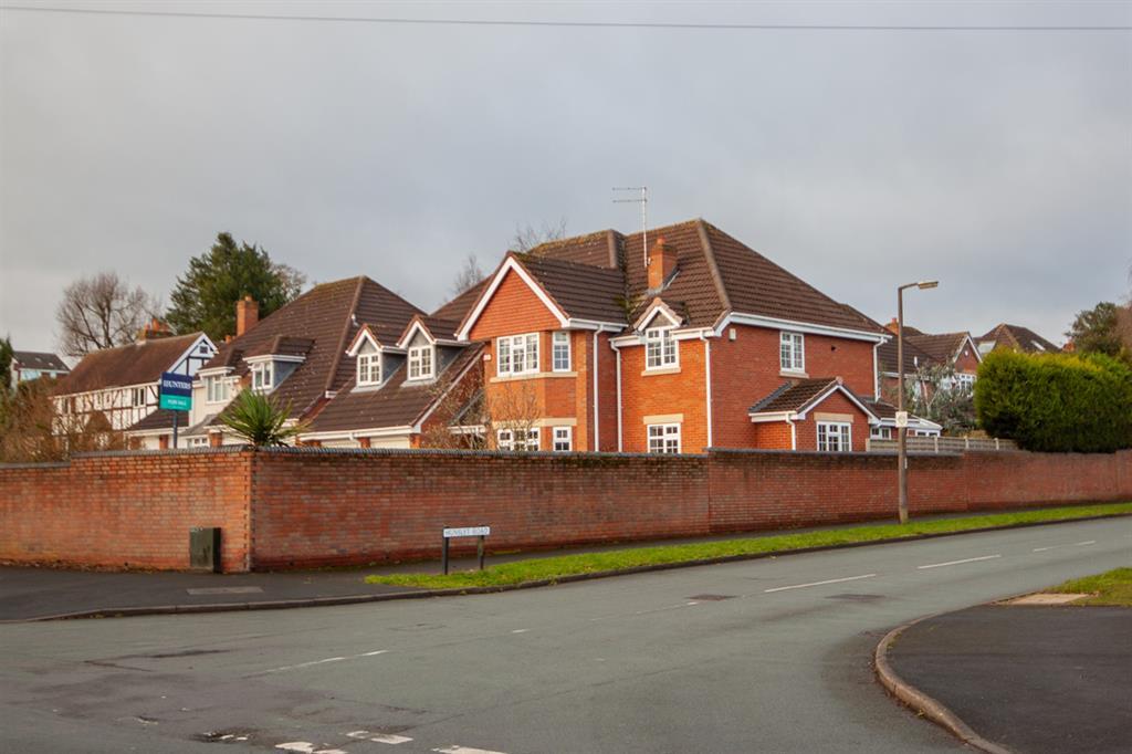 Rugeley Road, Burntwood, WS7 9BW 5 bed detached house £800,000