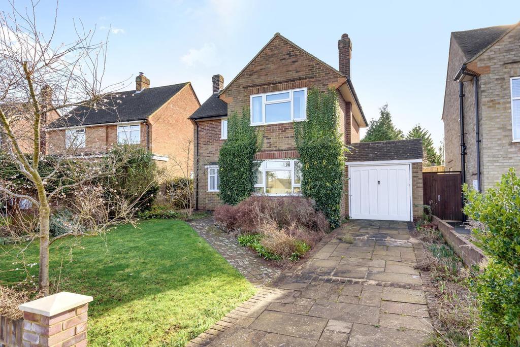Orchard Gardens, Effingham, KT24 3 bed detached house £595,000