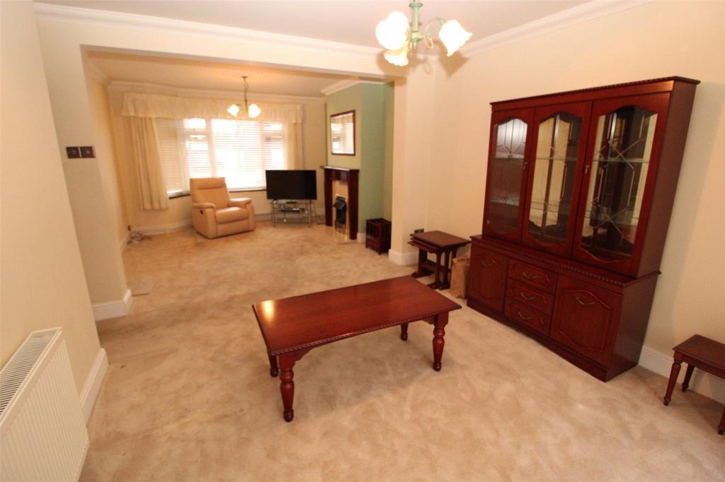 Woodlow, Thundersley, Benfleet, SS7 3 bed semidetached house £400,000