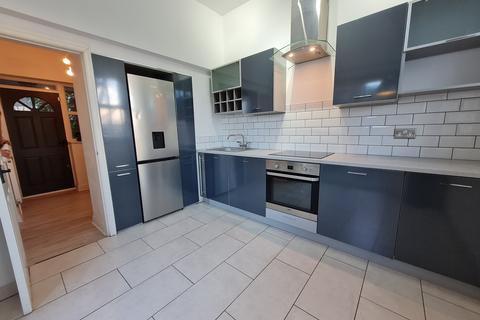 2 bedroom end of terrace house to rent, Harrogate Road, Leeds LS19