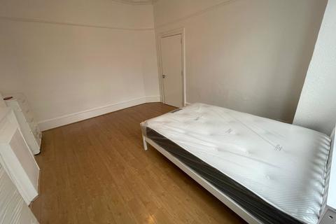 1 bedroom in a house share to rent - Waldeck Road, London