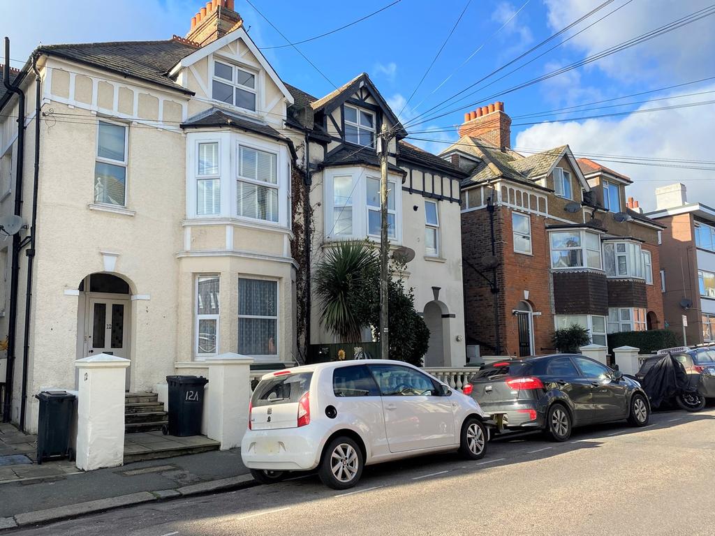 Wilton Road, BexhillonSea, TN40 1 bed flat £700 pcm (£162 pw)