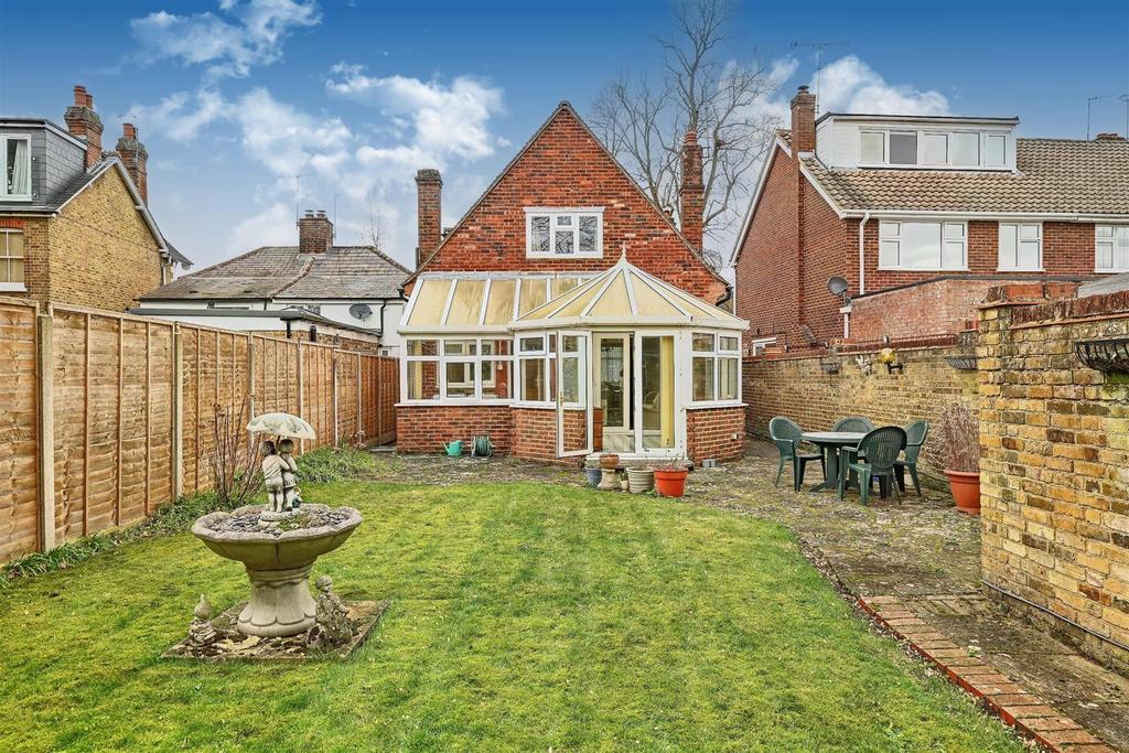 Burwood Road, Hersham, WaltonOnThames 2 bed detached house £600,000