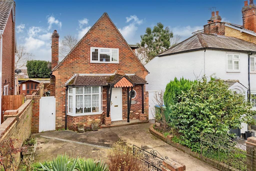 Burwood Road, Hersham, WaltonOnThames 2 bed detached house £600,000