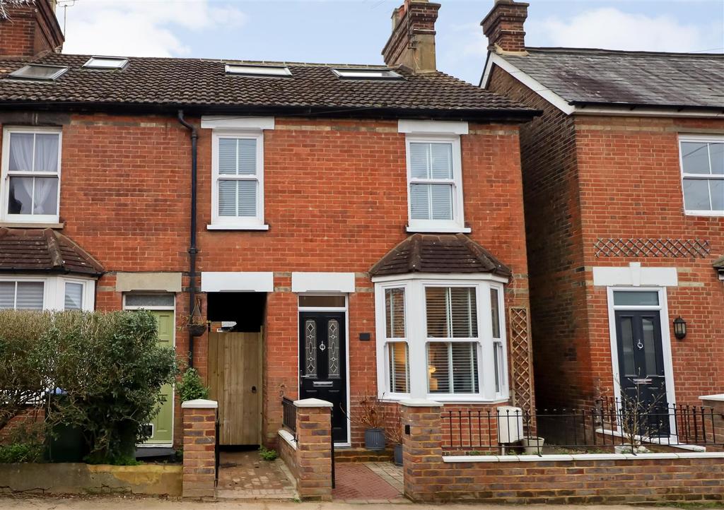 Gladstone Road, Horsham * GUIDE PRICE £525,000 £575,000 * 4 bed end of terrace house £525,000