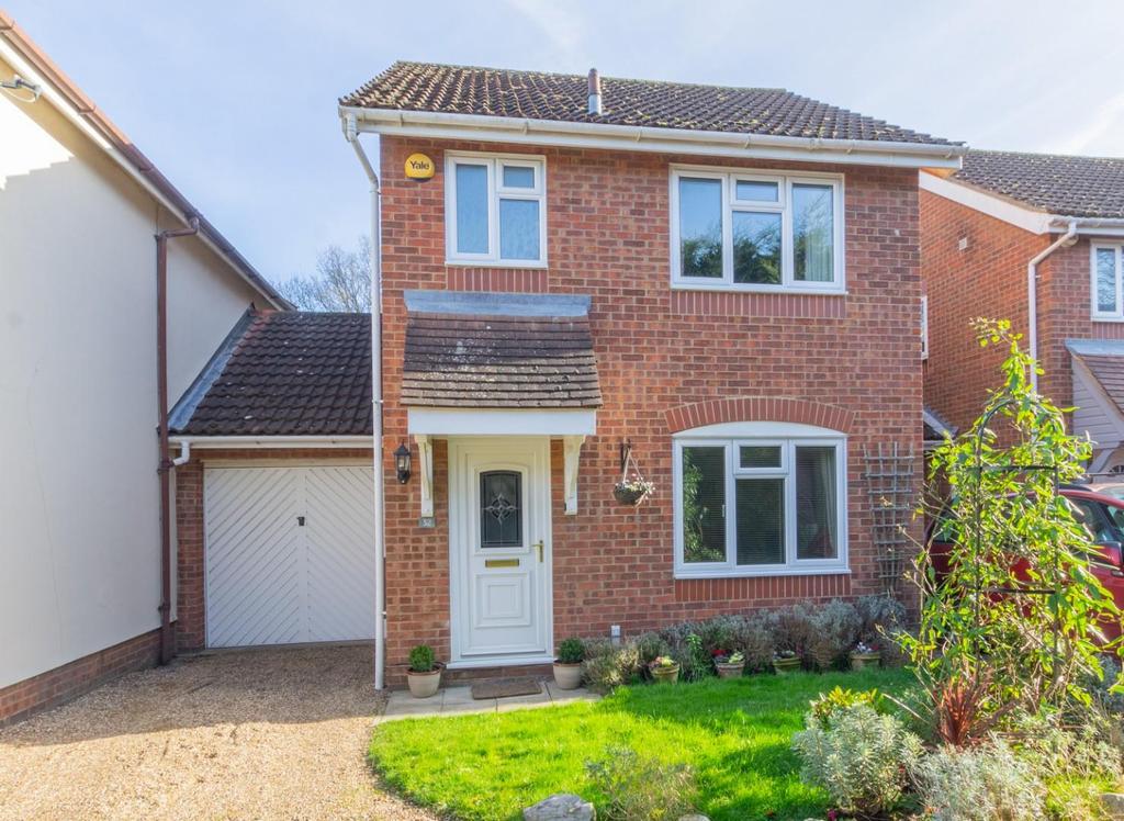 Stable Close, Stanway, Colchester 3 bed link detached house £350,000