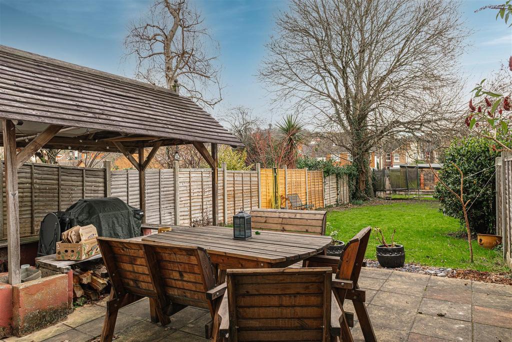 Earlsbrook Road, Redhill 3 bed house £575,000