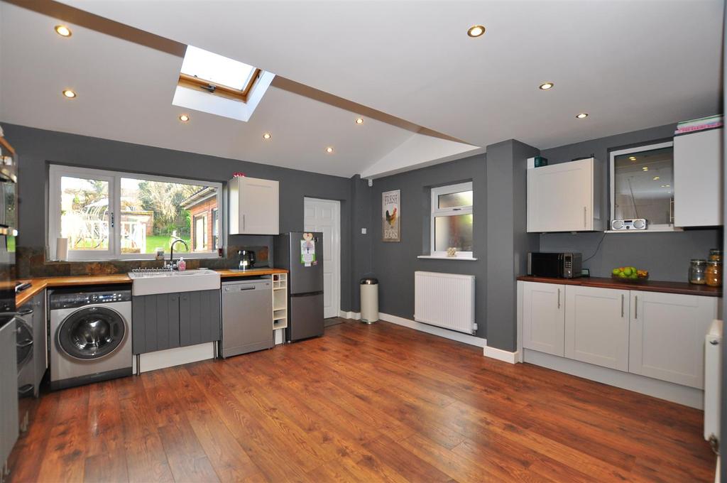 Witley Avenue, Halesowen 4 bed semidetached house £350,000