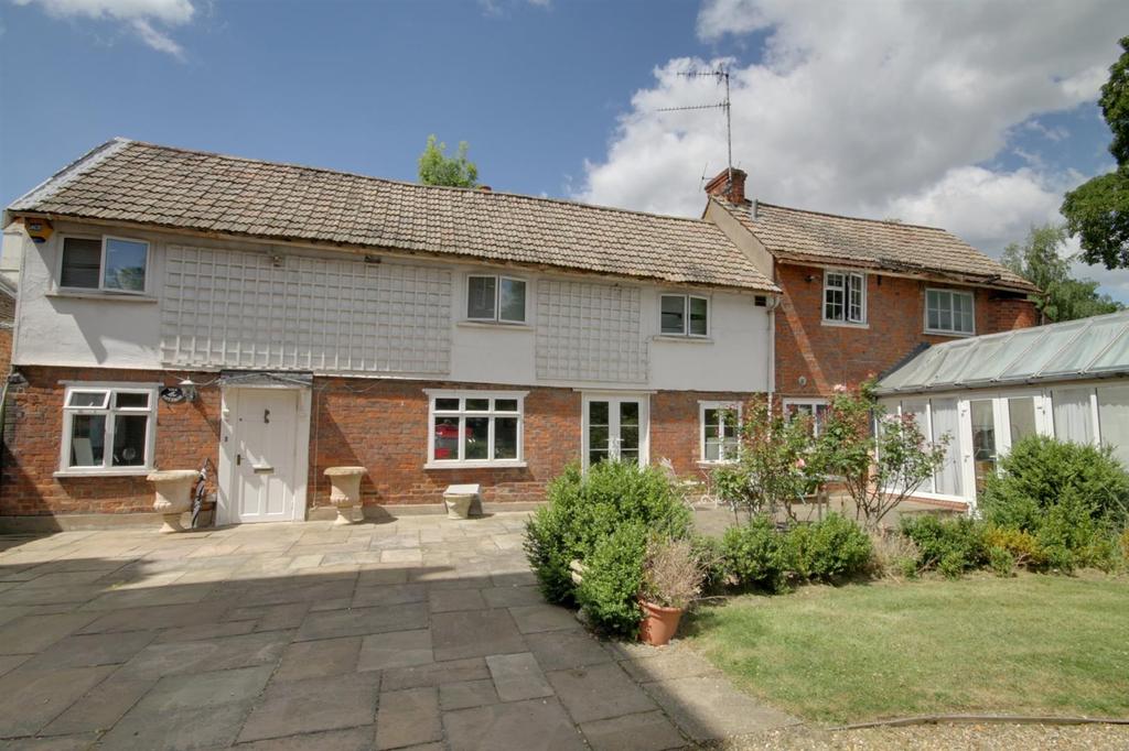 High Street, Stanstead Abbotts 4 bed detached house £1,600 pcm (£369 pw)