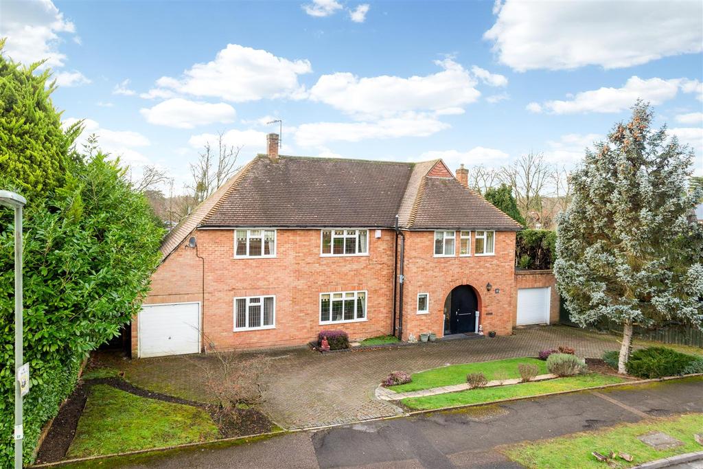 Silverdale Avenue, Oxshott, 4 bed detached house £1,350,000