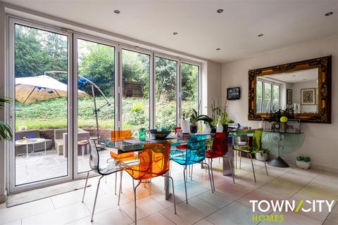 31 Cedars Close, London, NW4 1TR