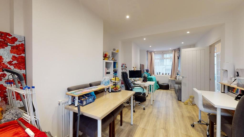 Diamond Road, Whitstable 2 bed terraced house £300,000