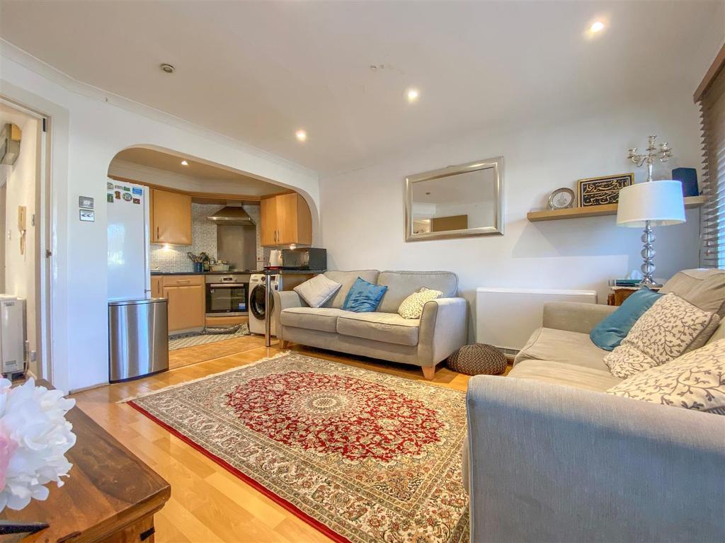 Parklands, Chiltern Avenue, Bushey 2 bed £359,950