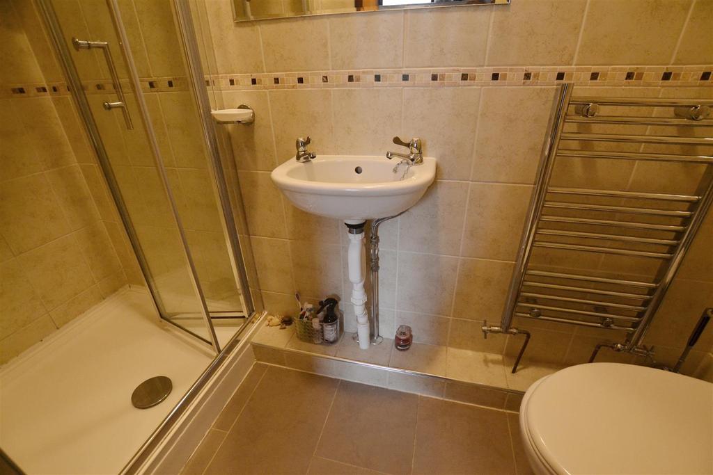 Master ensuite.jpg