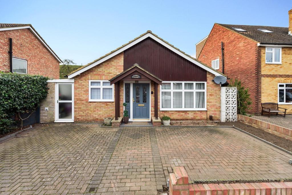 Walnut Tree Road, Shepperton, TW17 2 bed detached bungalow £479,950
