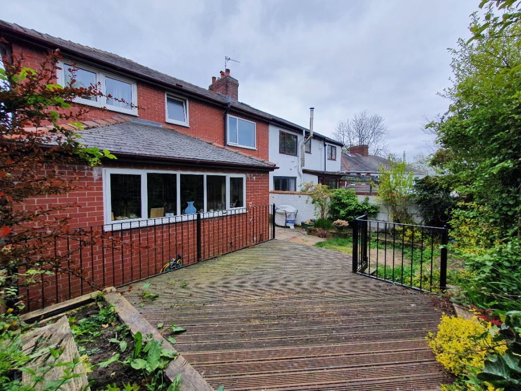 Oldham Road, Grotton, Saddleworth, OL4 4 bed semidetached house £325,000