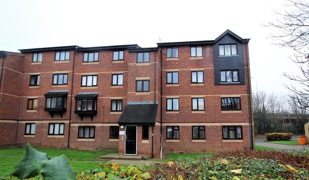 Chestnut Road, Basildon 2 bed apartment £1,000 pcm (£231 pw)