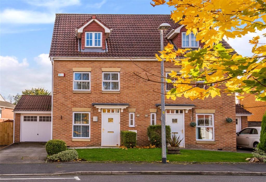 Lawndale Drive Worsley Manchester 3 Bed Townhouse £1 100 Pcm £254 Pw