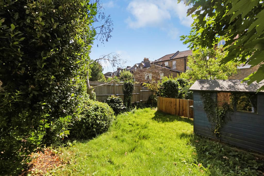 Kempshott Road, London SW16 2 bed flat £1,600 pcm (£369 pw)