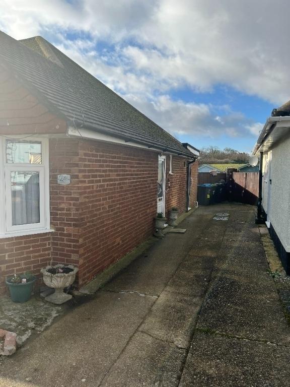 Vine Close, Ramsgate, CT11 2 bed bungalow £1,200 pcm (£277 pw)