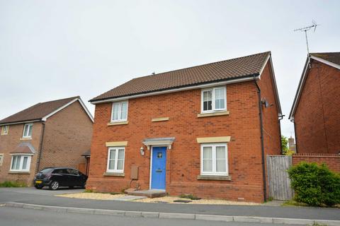 4 bedroom detached house to rent, Holbeach Drive, Kingsway, Quedgeley, Gloucester, GL2