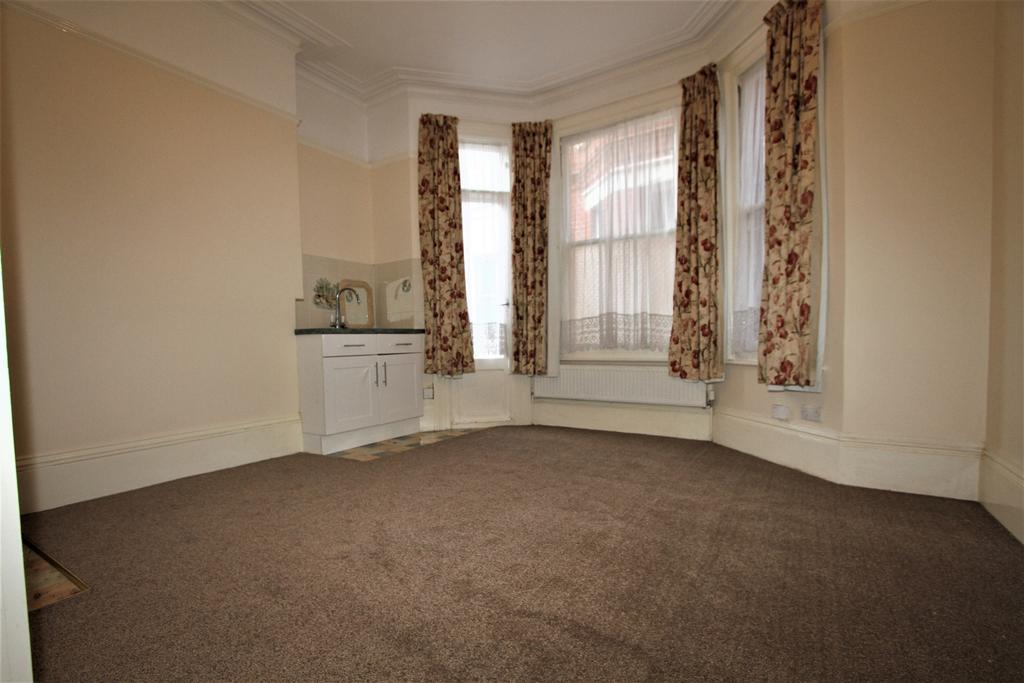 Warwick Gardens, Worthing, BN11 House share £450 pcm (£104 pw)