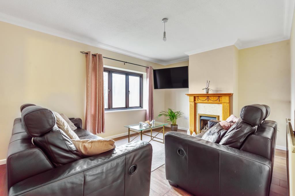 Glory Farm, Bicester, OX26 3 bed end of terrace house £300,000