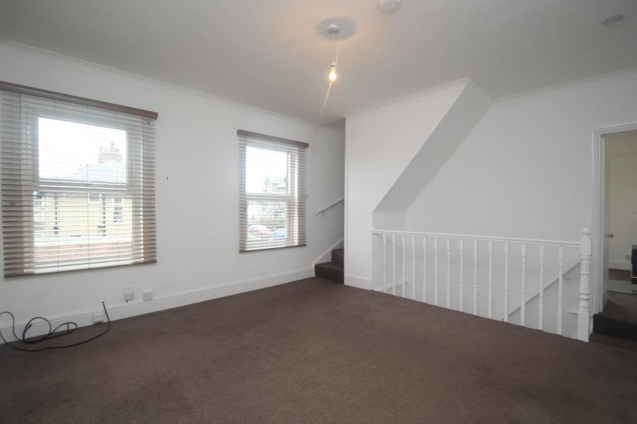 KING EDWARDS DRIVE, HARROGATE, HG1 4HL 2 bed duplex £795 pcm (£183 pw)