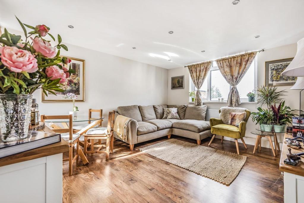 Ashley Crescent, Battersea 1 bed flat £325,000
