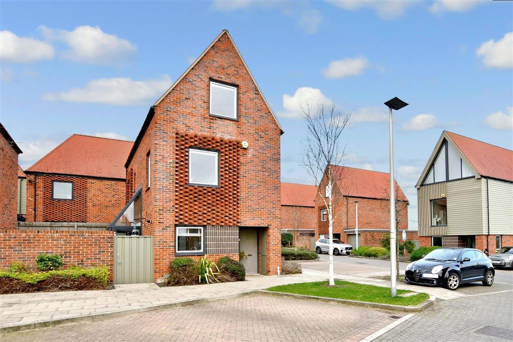 Elliotts Way, Chatham, Kent 3 bed detached house £500,000