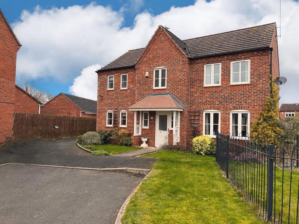 Station Road, Alcester, B49 4 bed detached house £515,000
